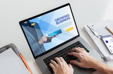 Ноутбук з зображенням головної сторінки додатку Growing Business